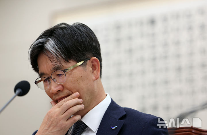 [서울=뉴시스] 김명년 기자 = 오동운 고위공직자범죄수사처장이 지난달 24일 오후 서울 여의도 국회 법제사법위원회에서 열린 공수처에 대한 국정감사에 출석해 자료를 살펴보고 있다. 2025.10.24. kmn@newsis.com