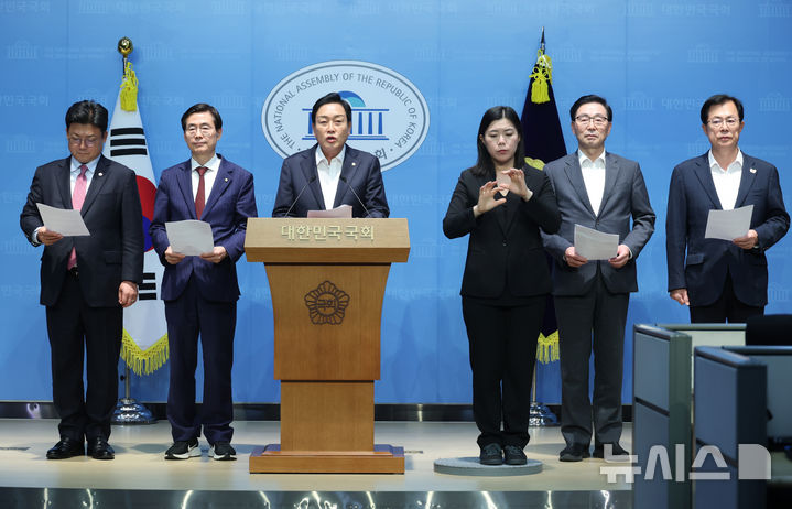 [서울=뉴시스] 고승민 기자 = 김선교 등 국회 농해수위 국민의힘 의원들이 24일 서울 여의도 국회 소통관에서 한미관세협상 쌀 개방 관련 기자회견을 하고 있다. 2025.10.24. kkssmm99@newsis.com