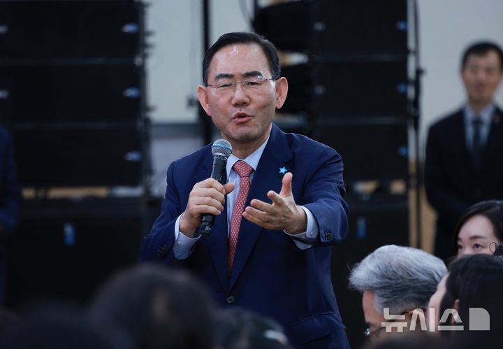 타운홀에서 발언 중인 주호영