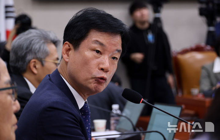 국회에서 질의 중인 박균택 의원 관련 이미지