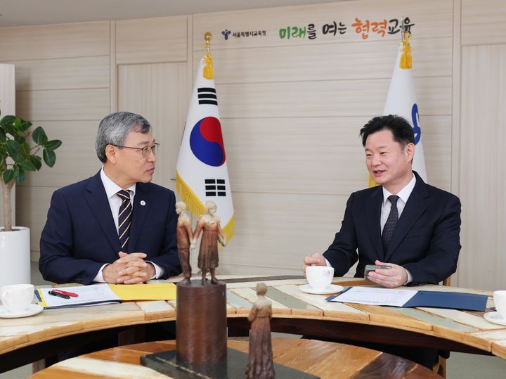 [서울=뉴시스] 정근식 서울시교육감이 10월 24일 서울 종로구 서울시교육청에서 박정보 신임 서울경찰청장과 학교 안전 강화를 위한 협력 방안을 논의하고 있다. (사진=서울시교육청 제공) 2025.10.24. photo@newsis.com *재판매 및 DB 금지