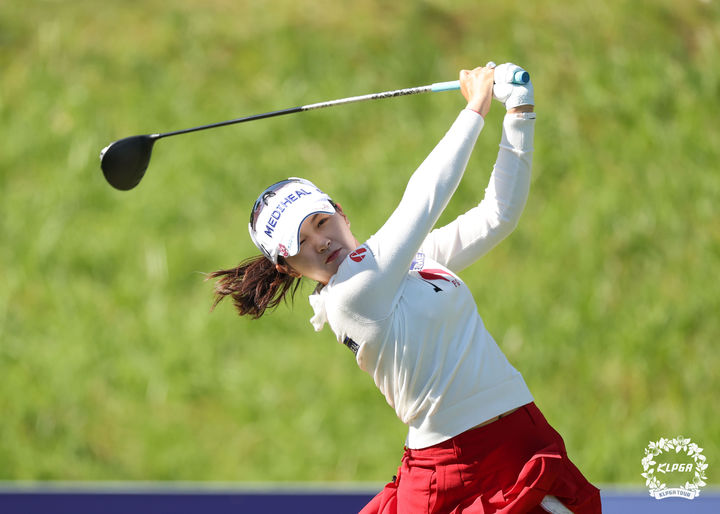 [서울=뉴시스] 24일 전남 나주 해피니스CC에서 열린 광남일보 해피니스오픈 1라운드 1번홀에서 박현경이 티샷을 하고 있다. (사진=KLPGA 제공) 2025.10.24. photo@newsis.com *재판매 및 DB 금지