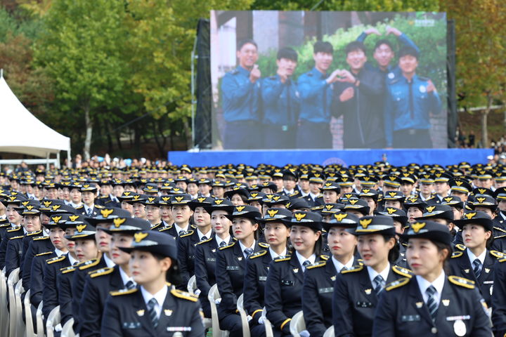 [서울=뉴시스] 신임 경찰 제317기 졸업생들이 24일 오전 충북 충주시 중앙경찰학교 대운동장에서 열린 졸업식에서 추억영상을 보고 있다. (사진=경찰청 제공) 2025.10.24. photo@newsis.com *재판매 및 DB 금지