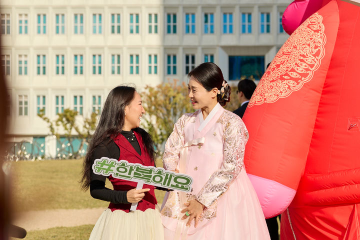 [서울=뉴시스] 김혜경 여사가 한복의 날을 맞아 24일 서울공예박물관을 찾아 한복 입는 문화 확산을 위한 한복해요 챌린지 이벤트에 동참하고 있다. (사진=대통령실 제공) 2025.10.24. photo@newsis.com *재판매 및 DB 금지