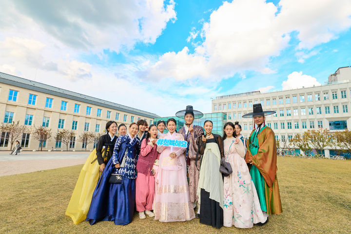 [서울=뉴시스] 김혜경 여사가 한복의 날을 맞아 24일 서울공예박물관을 찾아 한복 입는 문화 확산을 위한 한복해요 챌린지 이벤트에 동참하고 있다. (사진=대통령실 제공) 2025.10.24. photo@newsis.com *재판매 및 DB 금지