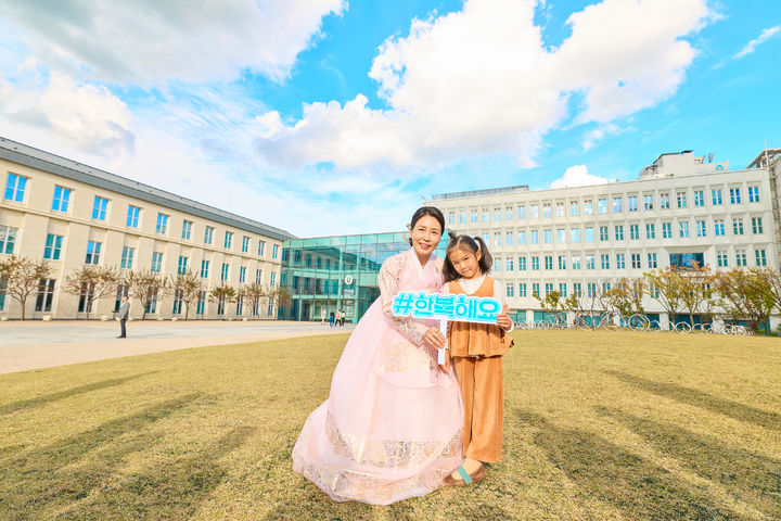 [서울=뉴시스] 김혜경 여사가 한복의 날을 맞아 24일 서울공예박물관을 찾아 한복 입는 문화 확산을 위한 한복해요 챌린지 이벤트에 동참하고 있다. (사진=대통령실 제공) 2025.10.24. photo@newsis.com *재판매 및 DB 금지