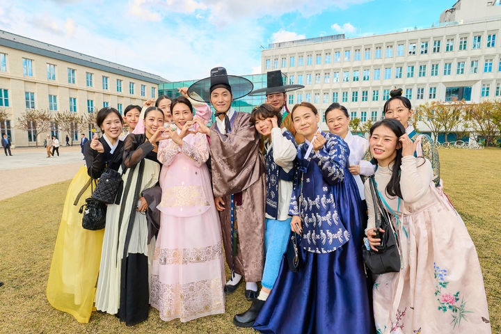 [서울=뉴시스] 김혜경 여사가 한복의 날을 맞아 24일 서울공예박물관을 찾아 한복 입는 문화 확산을 위한 한복해요 챌린지 이벤트에 동참하고 있다. (사진=대통령실 제공) 2025.10.24. photo@newsis.com *재판매 및 DB 금지