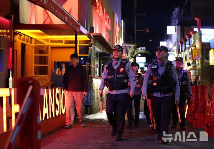 [서울=뉴시스] 배훈식 기자 = 핼러윈 데이를 일주일 앞둔 24일 오후 서울 용산구 이태원세계음식거리에서 경찰이 인파 관리를 위한 순찰 및 가로 점검을 하고 있다. 2025.10.24. dahora83@newsis.com