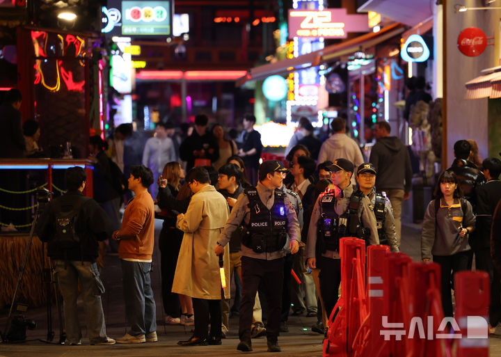 [서울=뉴시스] 배훈식 기자 = 핼러윈 데이를 일주일 앞둔 24일 오후 서울 용산구 이태원세계음식거리에서 경찰이 인파 관리를 위한 순찰 및 가로 점검을 하고 있다. 2025.10.24. dahora83@newsis.com