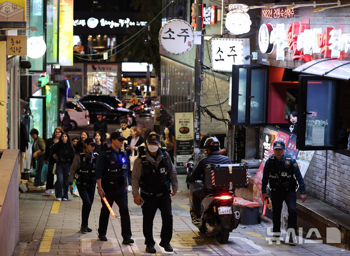 [서울=뉴시스] 배훈식 기자 = 핼러윈 데이를 일주일 앞둔 24일 오후 서울 용산구 이태원세계음식거리에서 경찰이 인파 관리를 위한 순찰 및 가로 점검을 하고 있다. 2025.10.24. dahora83@newsis.com