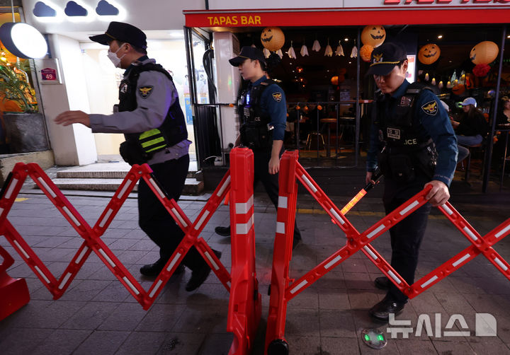 [서울=뉴시스] 배훈식 기자 = 핼러윈 데이를 일주일 앞둔 24일 오후 서울 용산구 이태원세계음식거리에서 경찰이 인파 관리를 위한 중앙분리대를 점검하고 있다. 2025.10.24. dahora83@newsis.com