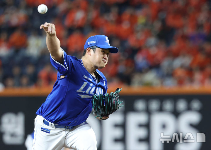 [대전=뉴시스] 황준선 기자 = 24일 대전 중구 한화생명볼파크에서 열린 2025 KBO 포스트시즌 플레이오프 5차전 삼성 라이온즈와 한화 이글스의 경기, 1회 말 삼성 선발투수 최원태가 투구하고 있다. 2025.10.24. hwang@newsis.com