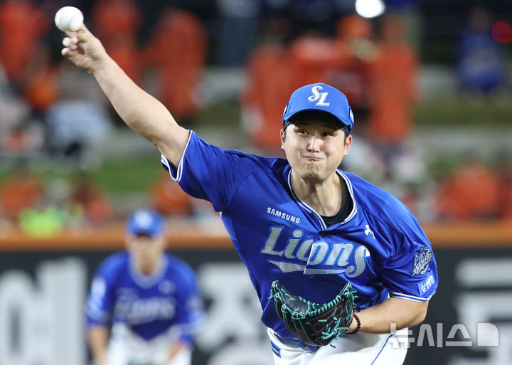 [대전=뉴시스] 황준선 기자 = 24일 대전 중구 한화생명볼파크에서 열린 2025 KBO 포스트시즌 플레이오프 5차전 삼성 라이온즈와 한화 이글스의 경기, 1회 말 삼성 선발투수 최원태가 투구하고 있다. 2025.10.24. hwang@newsis.com