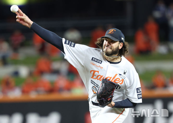 [대전=뉴시스] 황준선 기자 = 24일 대전 중구 한화생명볼파크에서 열린 2025 KBO 포스트시즌 플레이오프 5차전 삼성 라이온즈와 한화 이글스의 경기, 1회 초 한화 선발투수 폰세가 공을 던지고 있다. 2025.10.24. hwang@newsis.com