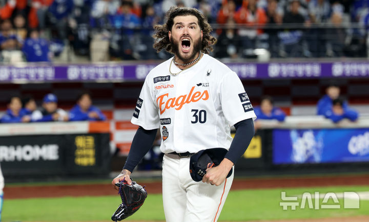 [대전=뉴시스] 강종민 기자 = 24일 대전 중구 한화생명볼파크에서 열린 2025 KBO 포스트시즌 플레이오프 5차전 한화 이글스와 삼성 라이온즈의 경기, 한화 선발 폰세가 5회초 삼성 타선을 잠재운 후 덕아웃으로 향하며 포효하고 있다. 2025.10.24. ppkjm@newsis.com