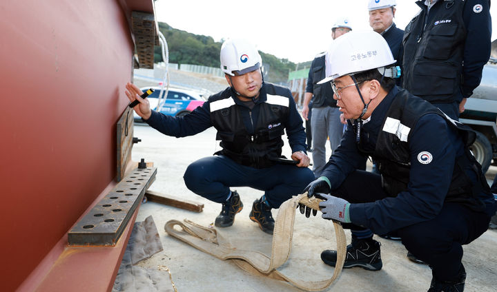 [서울=뉴시스] 김영훈 고용노동부 장관이 지난 24일 충남 아산시 물류창고 신축공사 현장을 찾아 추락사고 예방 등 안전관리 실태를 확인하고 있다. (사진=고용노동부 제공) 2025.10.24. photo@newsis.com *재판매 및 DB 금지