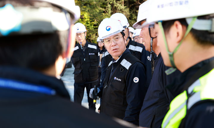 [서울=뉴시스] 김영훈 고용노동부 장관이 지난해 10월 24일 충남 아산시 물류창고 신축공사 현장을 찾아 추락사고 예방 등 안전관리 실태를 확인하고 있다. (사진=고용노동부 제공) 2025.10.24. photo@newsis.com *재판매 및 DB 금지