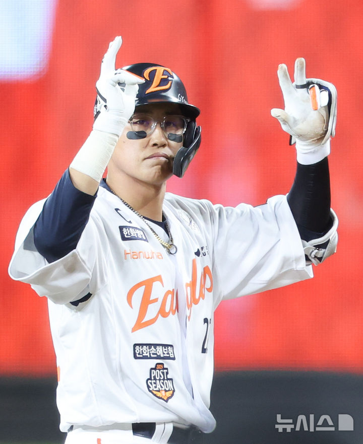 [대전=뉴시스] 황준선 기자 = 24일 대전 중구 한화생명볼파크에서 열린 2025 KBO 포스트시즌 플레이오프 5차전 삼성 라이온즈와 한화 이글스의 경기, 5회말 무사 2,3루 한화 채은성이 2타점 1루타를 치고 세리머니 하고 있다. 2025.10.24. hwang@newsis.com