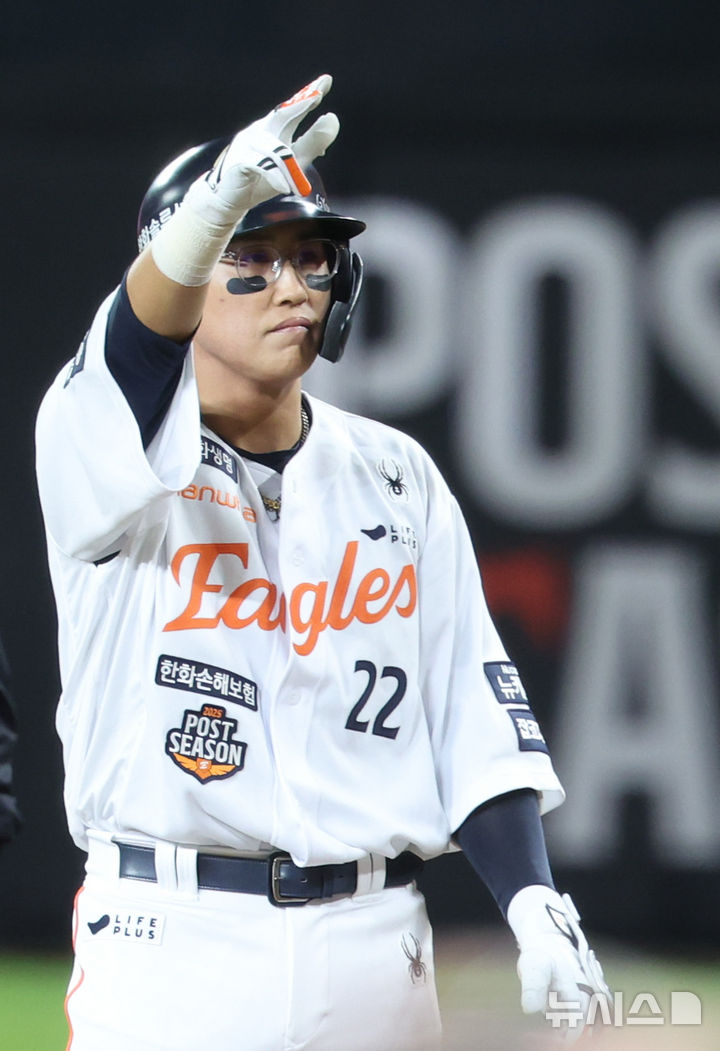 [대전=뉴시스] 황준선 기자 = 24일 대전 중구 한화생명볼파크에서 열린 2025 KBO 포스트시즌 플레이오프 5차전 삼성 라이온즈와 한화 이글스의 경기, 5회말 무사 2,3루 한화 채은성이 2타점 1루타를 치고 세리머니 하고 있다. 2025.10.24. hwang@newsis.com