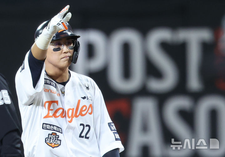 [대전=뉴시스] 황준선 기자 = 24일 대전 중구 한화생명볼파크에서 열린 2025 KBO 포스트시즌 플레이오프 5차전 삼성 라이온즈와 한화 이글스의 경기, 5회말 무사 2,3루 한화 채은성이 2타점 1루타를 치고 세리머니 하고 있다. 2025.10.24. hwang@newsis.com