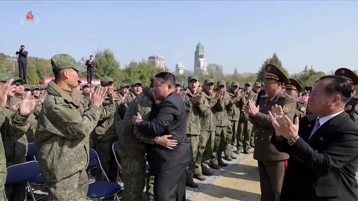 [서울=뉴시스] 북한 조선중앙TV가 김정은 북한 국무위원장이 지난 23일 평양에서 열린 해외군사작전 전투위훈기념관 착공식에 참석했다고 보도했다. 김정은 국무위원장이 장병들을 격려하는 모습. (사진=조선중앙TV 캡쳐) 2025.10.24. photo@newsis.com *재판매 및 DB 금지