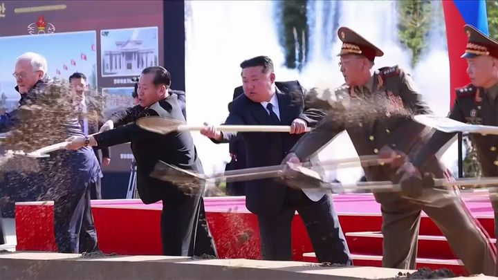 김정은, 전투위훈기념관 방문…"인민군 불패성 시위"