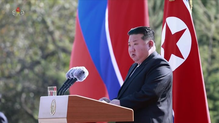 [서울=뉴시스] 북한 조선중앙TV가 보도한 김정은 북한 국무위원장의 지난 23일 평양 해외군사작전 전투위훈기념관 착공식 참석 모습. (사진=조선중앙TV 캡처) 2025.10.29. photo@newsis.com *재판매 및 DB 금지