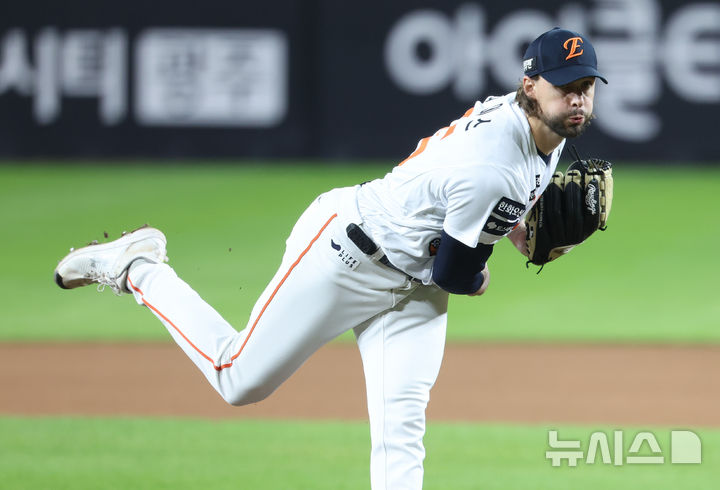 [대전=뉴시스] 황준선 기자 = 24일 대전 중구 한화생명볼파크에서 열린 2025 KBO 포스트시즌 플레이오프 5차전 삼성 라이온즈와 한화 이글스의 경기, 6회 초 한화 두 번째 투수 와이스가 투구하고 있다. 2025.10.24. hwang@newsis.com