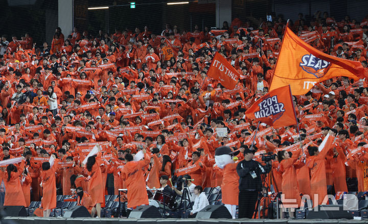 [대전=뉴시스] 황준선 기자 = 24일 대전 중구 한화생명볼파크에서 열린 2025 KBO 포스트시즌 플레이오프 5차전 삼성 라이온즈와 한화 이글스의 경기, 한화 팬들이 응원전을 펼치고 있다. 2025.10.24. hwang@newsis.com