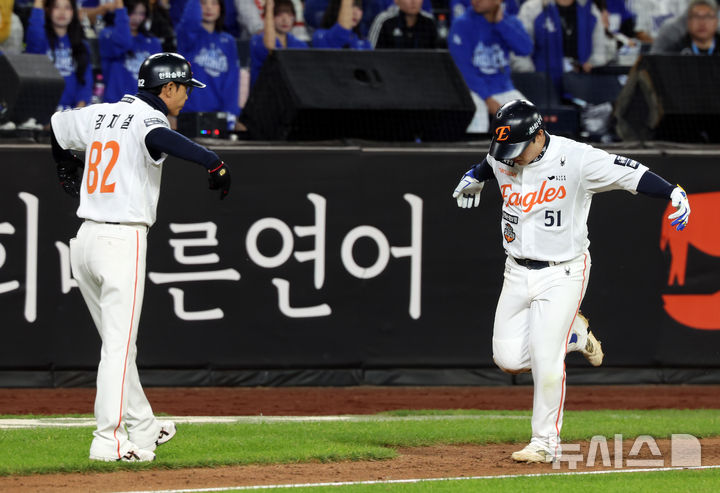 [대전=뉴시스] 강종민 기자 = 24일 대전 중구 한화생명볼파크에서 열린 2025 KBO 포스트시즌 플레이오프 5차전 한화 이글스와 삼성 라이온즈의 경기, 한화 문현빈이 9회초 1사 1루 상황에서 쐐기 투런 홈런을 날린 뒤 독수리 세리머니를 하고 있다. 2025.10.24. ppkjm@newsis.com