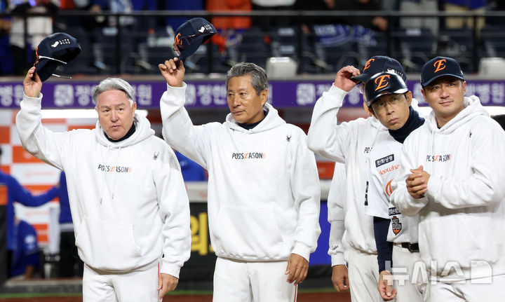 [대전=뉴시스] 강종민 기자 = 24일 대전 중구 한화생명볼파크에서 삼성 라이온즈를 누르고 한국시리즈에 진출한 한화 김경문 감독과 선수들이 팬들에게 인사하고 있다. 2025.10.24. ppkjm@newsis.com