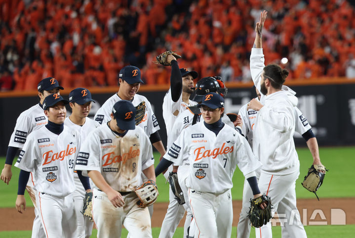 [대전=뉴시스] 황준선 기자 = 24일 대전 중구 한화생명볼파크에서 열린 2025 KBO 포스트시즌 플레이오프 5차전 삼성 라이온즈와 한화 이글스의 경기, 2-11로 승리하며 한국시리즈 진출을 확정지은 한화 선수들이 자축하고 있다. 2025.10.24. hwang@newsis.com