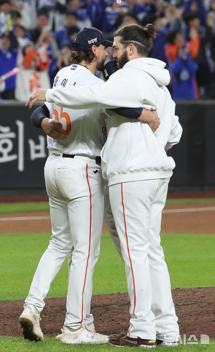 [대전=뉴시스] 강종민 기자 = 24일 대전 중구 한화생명볼파크에서 삼성 라이온즈를 누르고 한국시리즈에 진출한 폰세 등 한화 선수들이 기뻐하고 있다. 2025.10.24. ppkjm@newsis.com