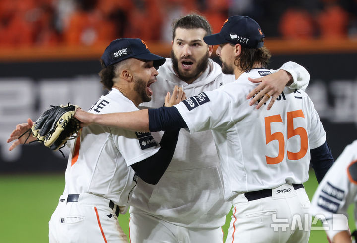[대전=뉴시스] 황준선 기자 = 24일 대전 중구 한화생명볼파크에서 열린 2025 KBO 포스트시즌 플레이오프 5차전 삼성 라이온즈와 한화 이글스의 경기, 2-11로 승리하며 한국시리즈 진출을 확정지은 한화 리베라토-폰세-와 이스가 기쁨을 나누고 있다. 2025.10.24. hwang@newsis.com