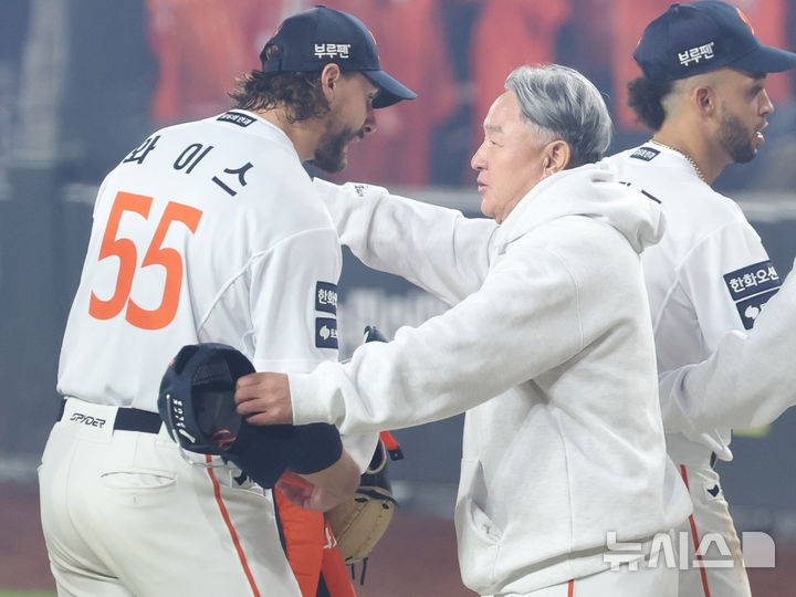 [대전=뉴시스] 황준선 기자 = 24일 대전 중구 한화생명볼파크에서 열린 2025 KBO 포스트시즌 플레이오프 5차전 삼성 라이온즈와 한화 이글스의 경기, 2-11로 승리하며 한국시리즈 진출을 확정지은 한화 와이스와 김경문 감독이 기쁨을 나누고 있다. 2025.10.24. hwang@newsis.com