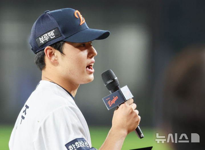 [대전=뉴시스] 황준선 기자 = 24일 대전 중구 한화생명볼파크에서 열린 2025 KBO 포스트시즌 플레이오프 5차전 삼성 라이온즈와 한화 이글스의 경기, 플레이오프 MVP에 선정된 한화 문동주가 소감을 밝히고 있다. 2025.10.24. hwang@newsis.com