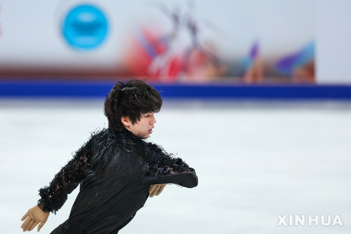 [충칭=신화/뉴시스] 차준환이 24일(현지 시간) 중국 충칭 위둥아레나에서 열린 2025-26 국제빙상경기연맹(ISU) 피겨 스케이팅 그랑프리 2차 ‘컵 오브 차이나’ 남자 싱글 쇼트프로그램에서 연기하고 있다. 차준환은 기술점수(TES) 33.92점, 예술점수(PCS) 41.69점으로 합계 75.61점을 받아 7위를 기록했다. 2025.10.25.
