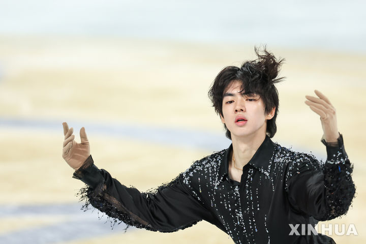 [충칭=신화/뉴시스] 차준환이 24일(현지 시간) 중국 충칭 위둥아레나에서 열린 2025-26 국제빙상경기연맹(ISU) 피겨 스케이팅 그랑프리 2차 ‘컵 오브 차이나’ 남자 싱글 쇼트프로그램에서 연기하고 있다. 차준환은 기술점수(TES) 33.92점, 예술점수(PCS) 41.69점으로 합계 75.61점을 받아 7위를 기록했다. 2025.10.25.