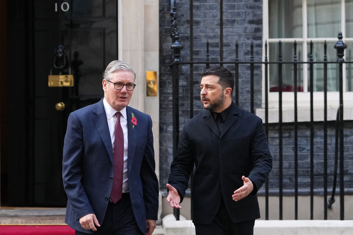 [런던=AP/뉴시스]키어 스타머 영국 총리(왼쪽)과 볼로디미르 젤렌스키 우크라이나 대통령이 10월24일 '의지의 연합' 유럽 지도자 회의에 참석하기 위해 영국 총리 관저를 나서고 있다. 우크라이나의 동맹국들은 남아공에서 열리는 주요 20개국(G20) 정상회담에서 러시아와의 전쟁을 끝내기 위한 미국의 계획을 "보강"하려 할 것이라고 키어 스타머 영국 총리가 말했다고 BBC가 22일 보도했다. 2025.11.21.