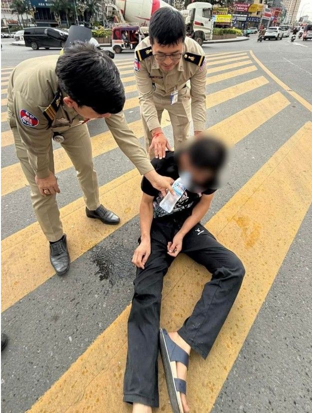 지난 21일 캄보디아 시아누크빌의 골든 라이온스 로터리에서 주민들의 신고로 출동한 현지 경찰이 실종됐던 한국인 40대 남성을 발견했다. (사진=크메르타임스 웹사이트 갈무리) *재판매 및 DB 금지. 2025.10.25.