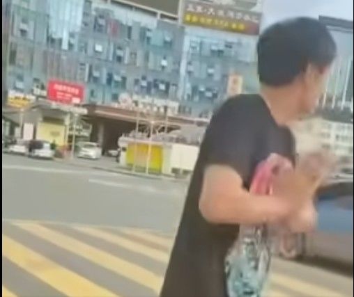 지난 21일 캄보디아 시아누크빌의 골든 라이온스 로터리에서 한 한국인 남성이 지나가는 운전자에게 자신의 신원을 밝히며 한국대사관에 연락해 달라고 필사적으로 도움을 요청하는 영상이 소셜미디어를 통해 유포됐다. (사진=소셜미디어 영상 갈무리) *재판매 및 DB 금지. 2025.10.25.