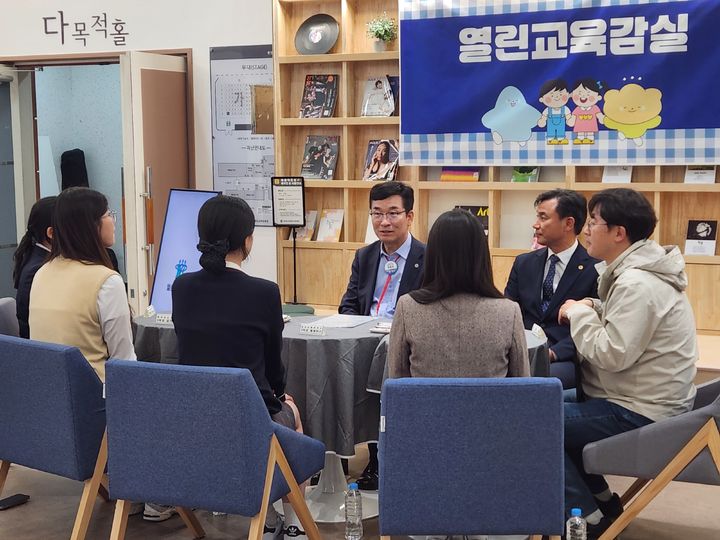 윤건영 충북교육감(가운데)이 24일 교육박람회장에 마련된 연린교육감실에서 직업계고 학생, 교사들과 대화하고 있다.kipoi@newsis.com *재판매 및 DB 금지