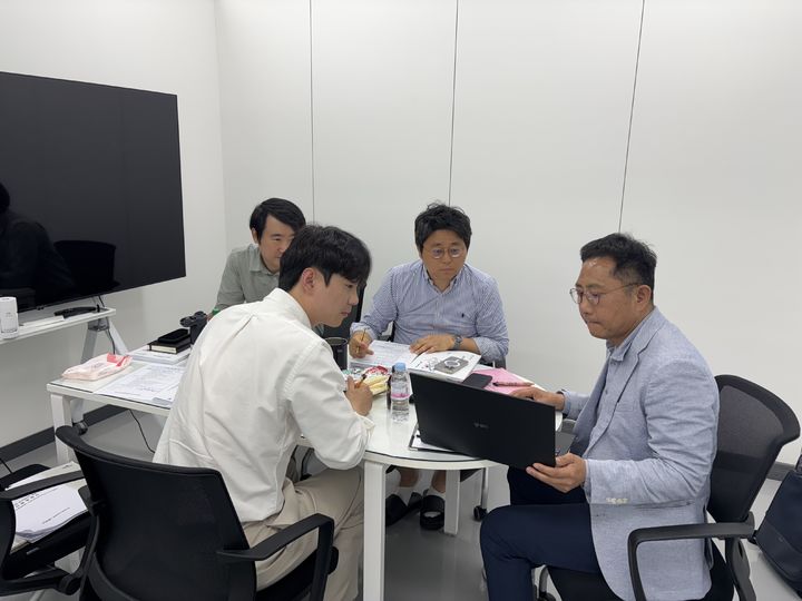 충북과학기술혁신원의 중소기업 대상 빅데이터 활용 공정 컨설팅 및 기업 데이터 평가 전략 회의 모습. (사진=충북도 제공) *재판매 및 DB 금지