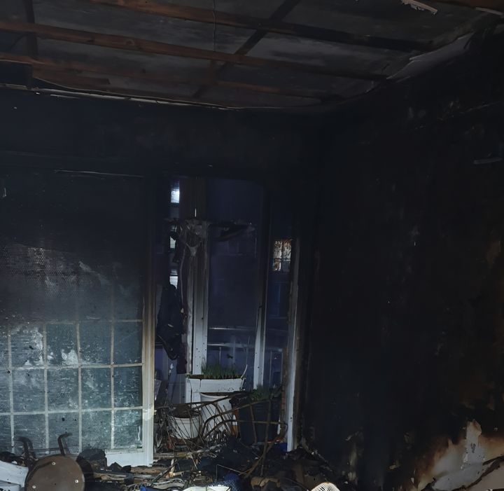 [부산=뉴시스] 25일 오전 부산 남구의 한 공동주택 3층 A씨의 집에서 불이 났다. (사진=부산소방재난본부 제공) 2025.10.25. photo@newsis.com *재판매 및 DB 금지