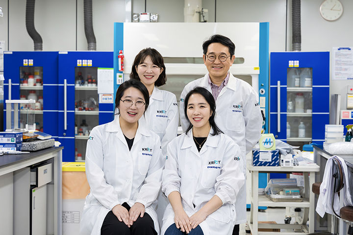 [대전=뉴시스] 화학연구원-선문대 공동연구팀이 차세대 나노입자-줄기세포 복합체로 뼈 재생 효과를 크게 높인 연구 결과를 국제학술지에 발표했다.(왼쪽 아래부터 시계 반대방향으로)주요 논문 기여자인 선문대 하미진 교수(1저자), 화학연 김기영 책임연구원(교신저자)·정원훈 선임연구원(공동저자)·최경진 연구원(공동저자).(사진=화학연구원 제공) *재판매 및 DB 금지