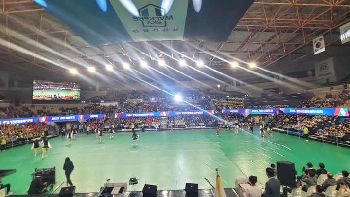 [천안=뉴시스] 최영민 기자=25일, 충남 천안시 유관순체육관에서 2025 천안시민한마음체육대회가 개막했다. 2025.10.25 ymchoi@newsis.com *재판매 및 DB 금지