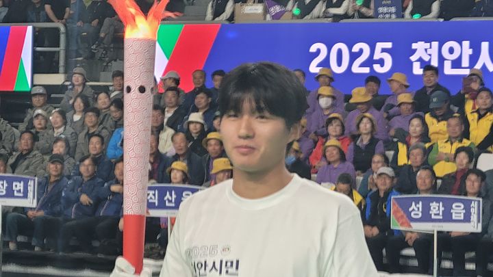 [천안=뉴시스] 최영민 기자=K리그2 천안시티FC 우정연이 25일 열린 천안시민한마음체육대회 개막식에서 성화봉송 최종주자로 나섰다. 2025.10.25 ymchoi@newsis.com *재판매 및 DB 금지