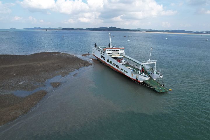 [보령=뉴시스] 충남 보령시 고대도 인근 해상에서 여객선이 좌주돼 30명이 구조됐다.(사진=보령해양경찰서 제공) 2025.10.25. photo@newsis.com *재판매 및 DB 금지
