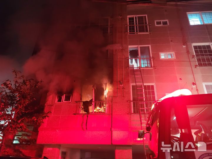 [포항=뉴시스] 안병철 기자 = 25일 새벽 0시52분께 경북 포항시 남구 오천읍 4층짜리 빌라 2층에서 화재가 발생했다.(사진=경북소방본부 제공) 2025.10.25. photo@newsis.com