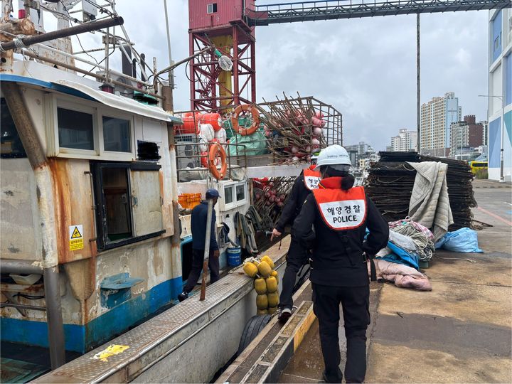 [울산=뉴시스] 박수지 기자 = 울산해양경찰이 선박 대상으로 탐문조사를 벌이고 있다. (사진=해경 제공) 2025.10.25. photo@newsis.com *재판매 및 DB 금지